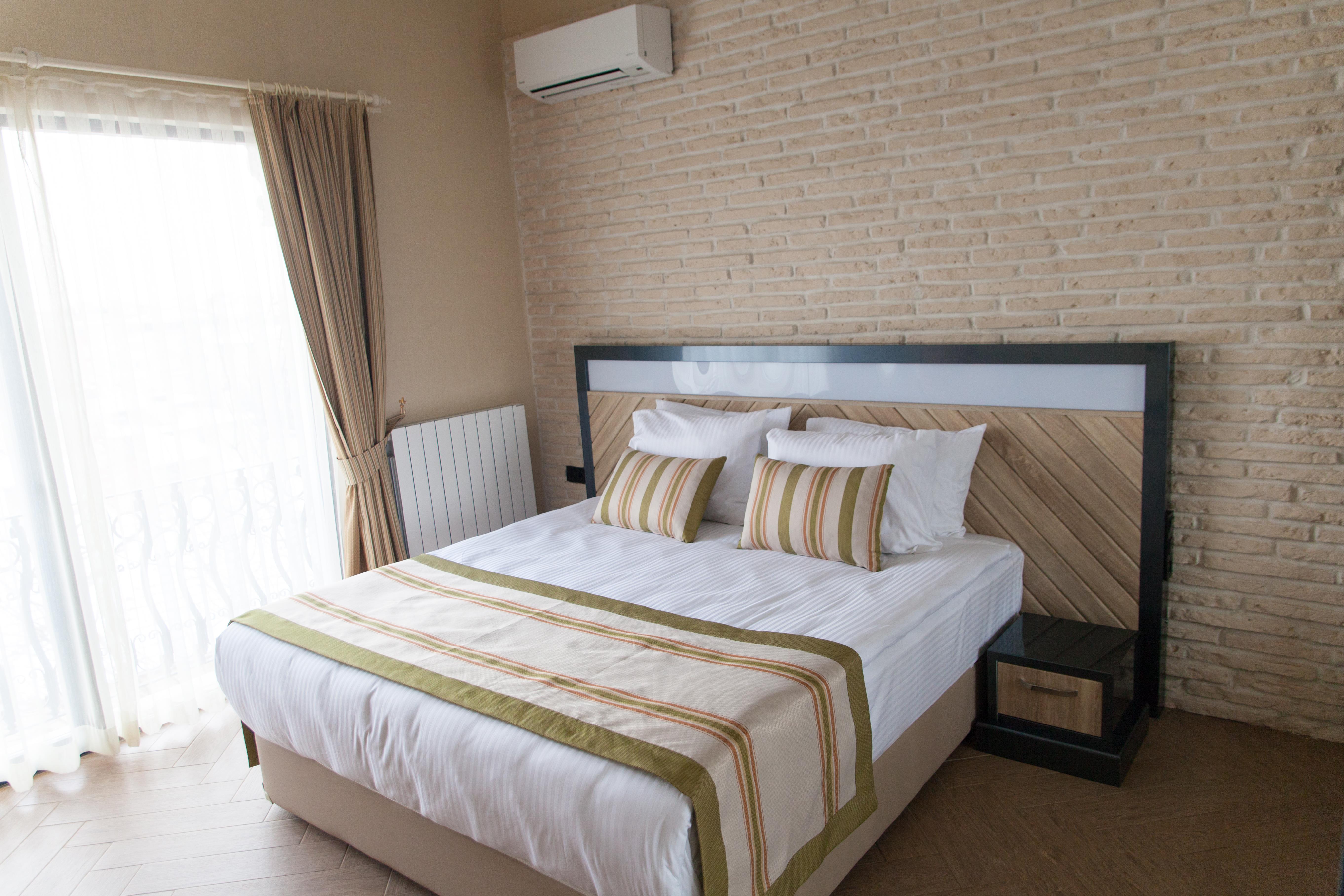 En fazla 2 yetişkin + 1 çocuk + 1 bebek (0-2 yaş) veya 1 yetişkin + 1 çocuk + 1 bebek (0-2 yaş).