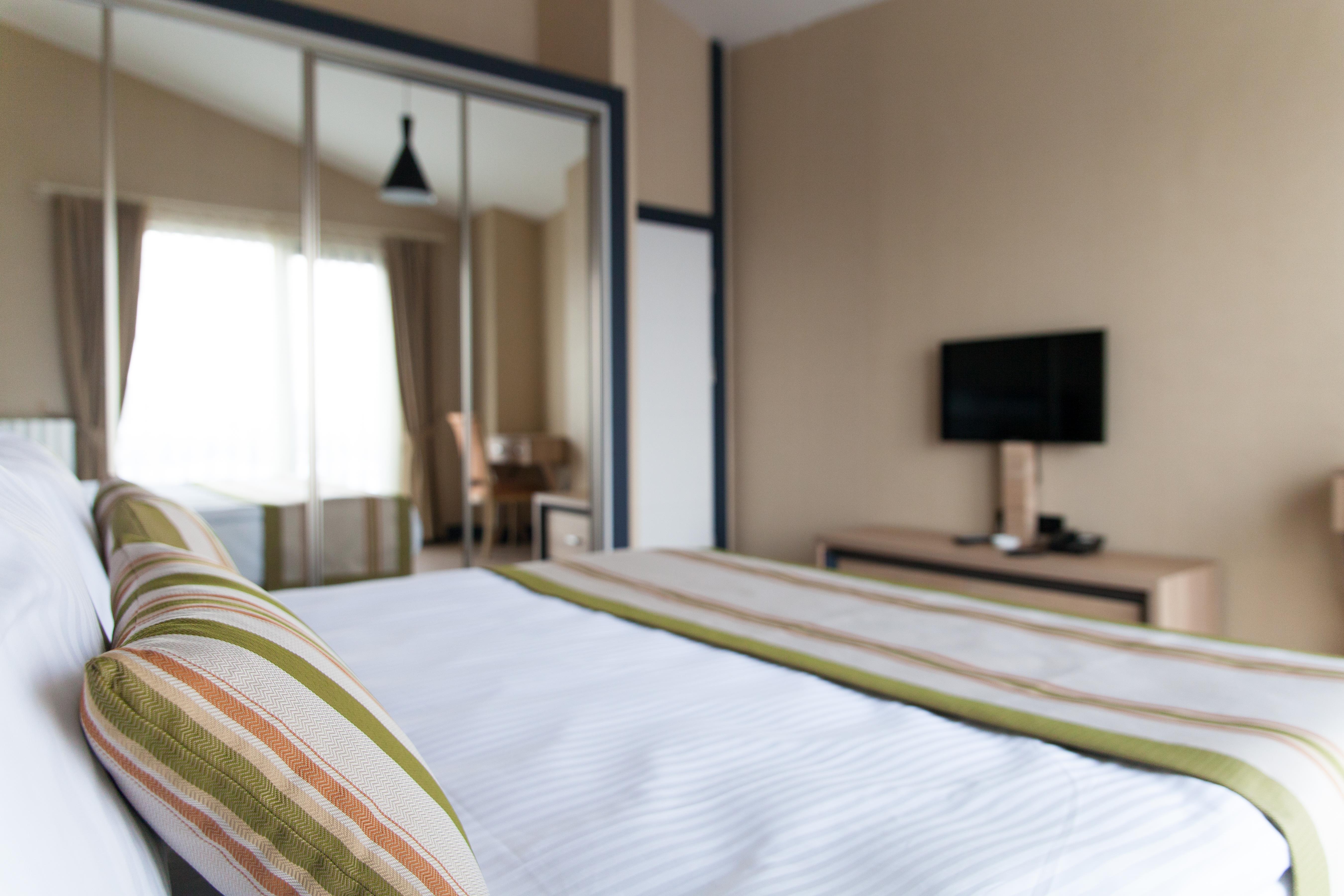 En fazla 4 yetişkin + 1 çocuk + 1 bebek (0-2 yaş) veya 3 yetişkin + 1 çocuk + 1 bebek (0-2 yaş).