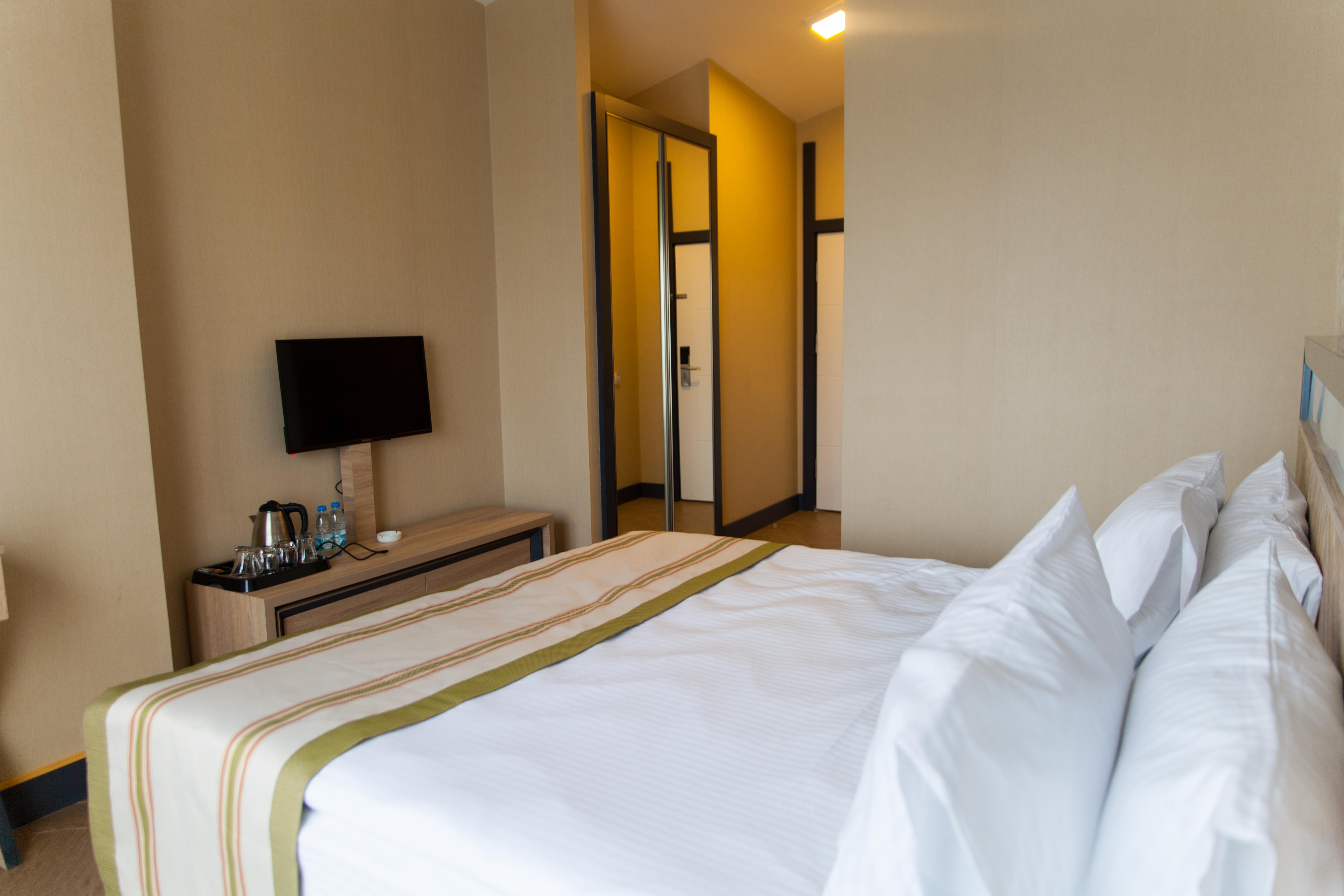 En fazla 2 yetişkin + 1 bebek (0-2 yaş).