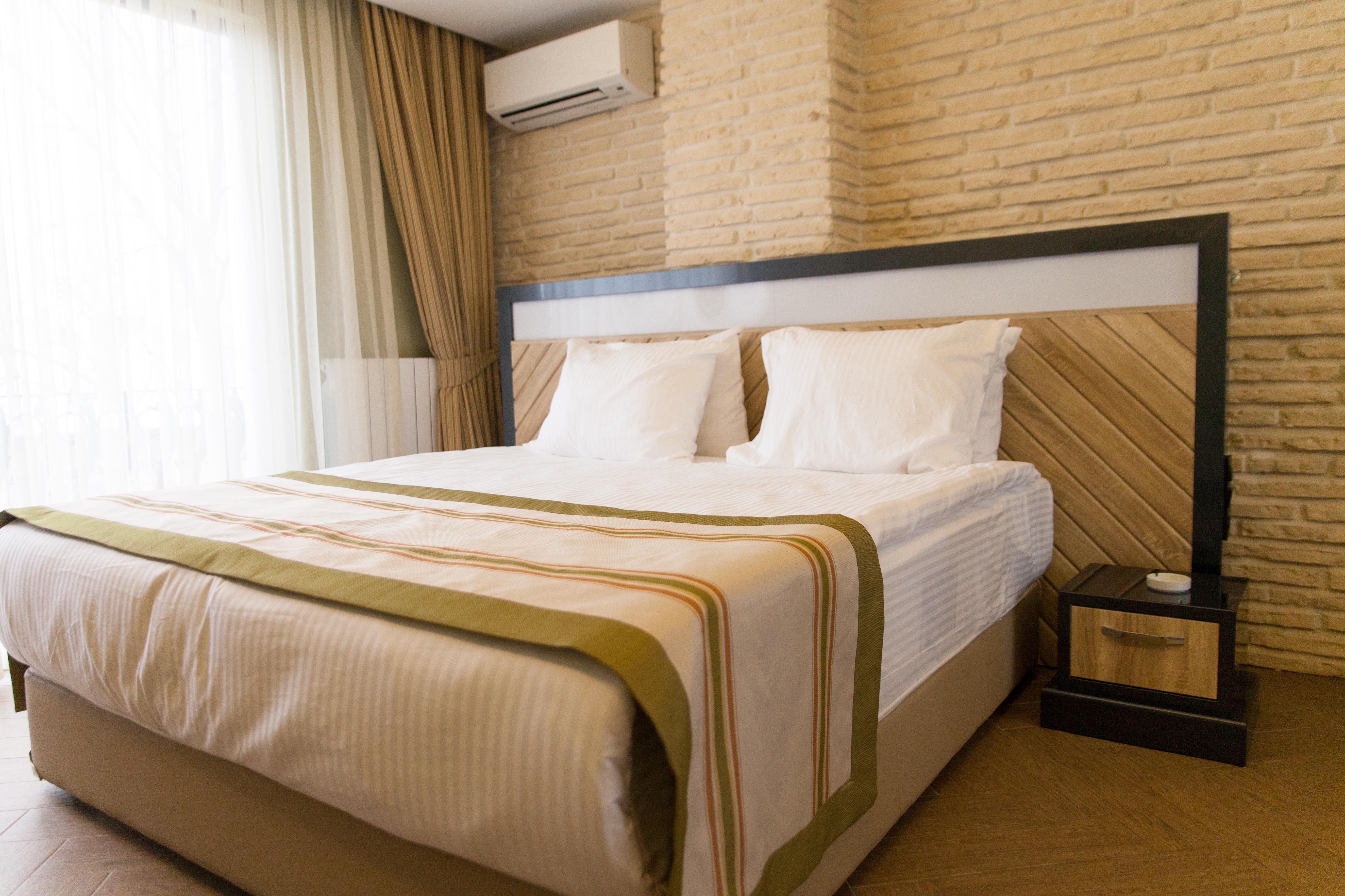 En fazla 3 yetişkin + 1 bebek (0-2 yaş).