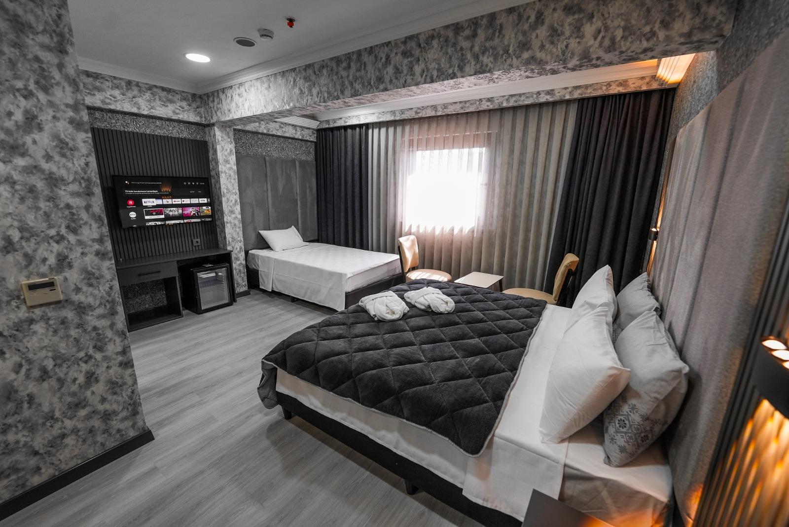 En fazla 3 yetişkin.