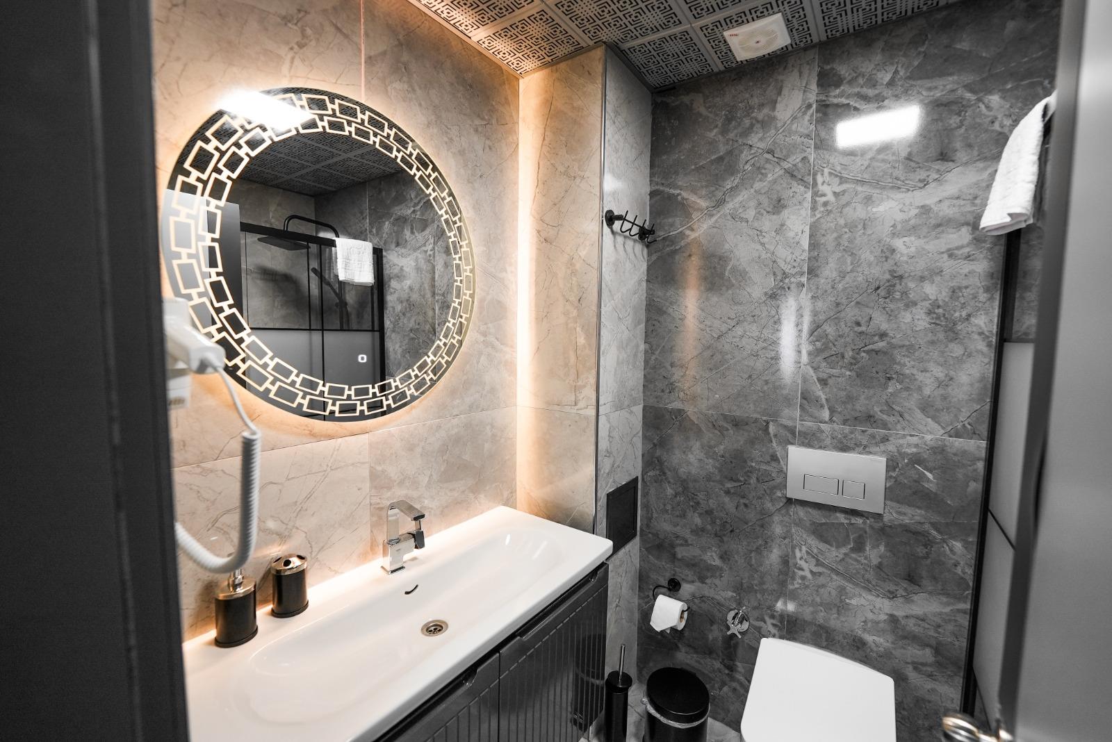 En fazla 1 yetişkin.