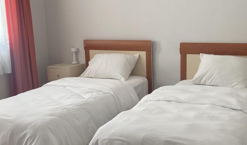 En fazla 4 yetişkin.