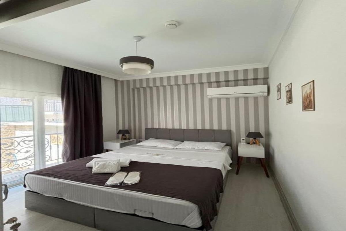 En fazla 2 yetişkin + 1 çocuk + 1 bebek (0-2 yaş) veya 1 yetişkin + 1 çocuk + 1 bebek (0-2 yaş).