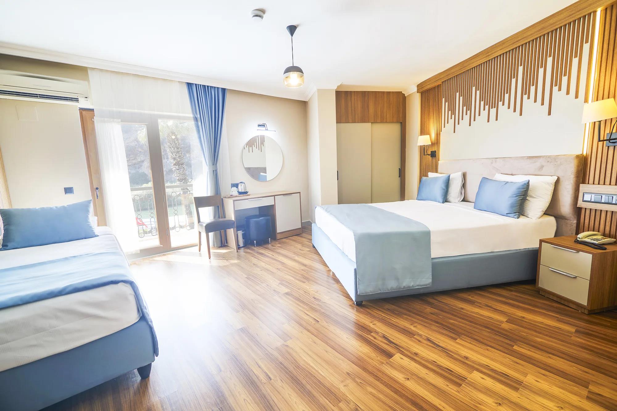 En fazla 3 yetişkin.