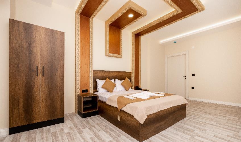 En fazla 4 yetişkin + 1 bebek (0-2 yaş).