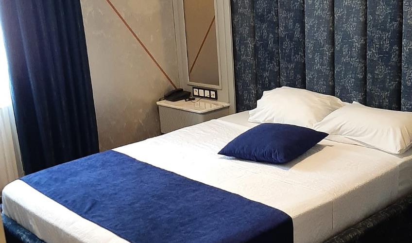 En fazla 2 yetişkin + 1 bebek (0-2 yaş).