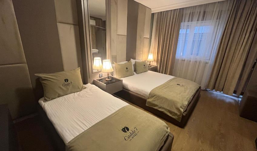 En fazla 3 yetişkin + 1 bebek (0-2 yaş).