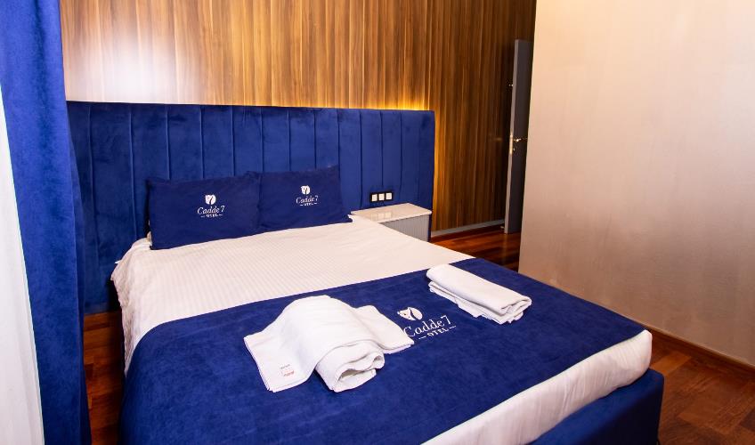 En fazla 2 yetişkin + 1 bebek (0-2 yaş).