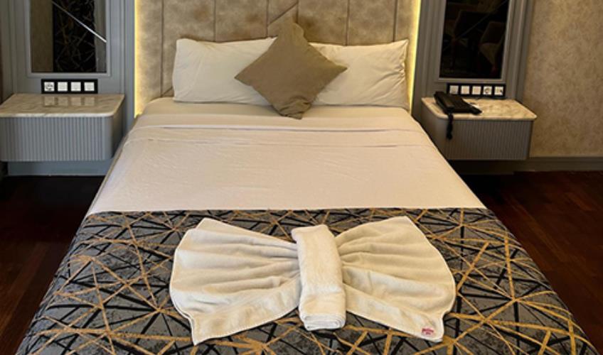 En fazla 2 yetişkin + 1 bebek (0-2 yaş).