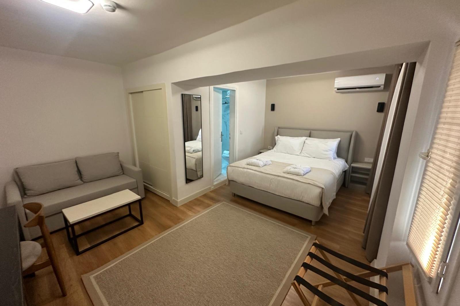 En fazla 3 yetişkin.