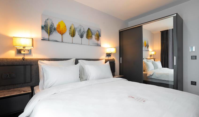 En fazla 4 yetişkin + 1 çocuk + 1 bebek (0-2 yaş) veya 3 yetişkin + 1 çocuk + 1 bebek (0-2 yaş).