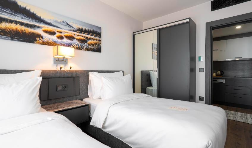 En fazla 2 yetişkin + 1 çocuk + 1 bebek (0-2 yaş) veya 1 yetişkin + 1 çocuk + 1 bebek (0-2 yaş).