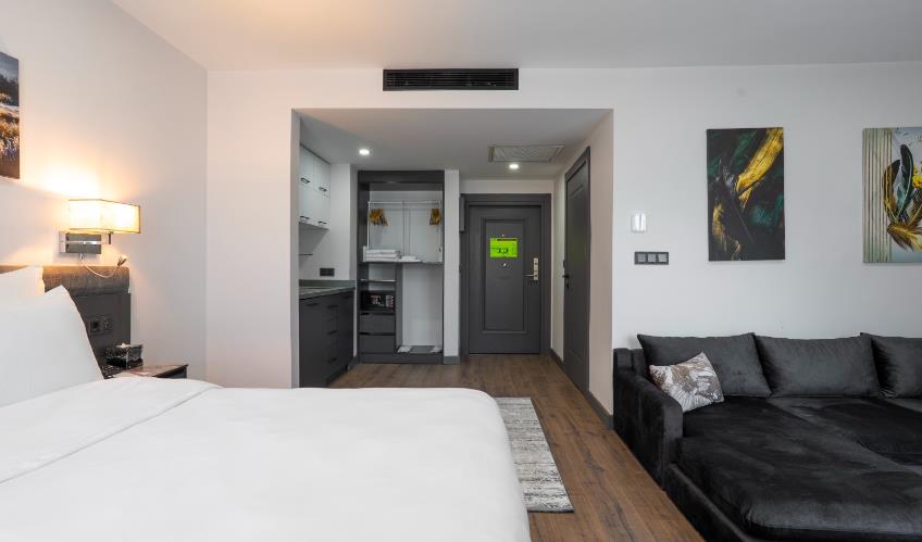 En fazla 2 yetişkin + 1 çocuk + 1 bebek (0-2 yaş) veya 1 yetişkin + 1 çocuk + 1 bebek (0-2 yaş).