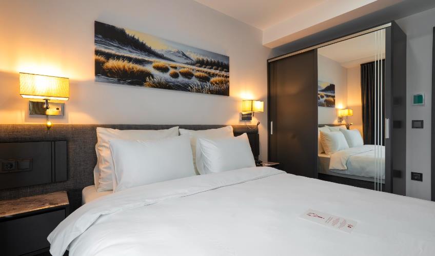 En fazla 2 yetişkin + 1 çocuk + 1 bebek (0-2 yaş) veya 1 yetişkin + 1 çocuk + 1 bebek (0-2 yaş).