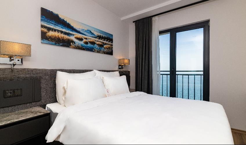 En fazla 4 yetişkin + 1 çocuk + 1 bebek (0-2 yaş) veya 3 yetişkin + 1 çocuk + 1 bebek (0-2 yaş).