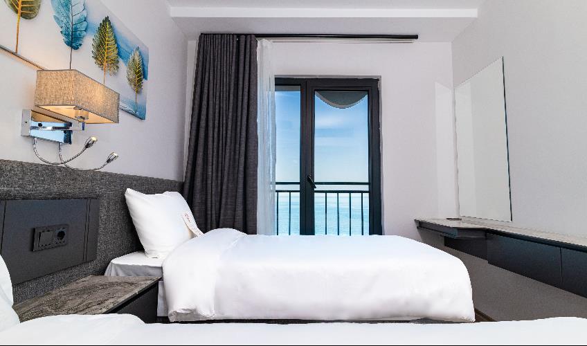 En fazla 2 yetişkin + 1 çocuk + 1 bebek (0-2 yaş) veya 1 yetişkin + 1 çocuk + 1 bebek (0-2 yaş).