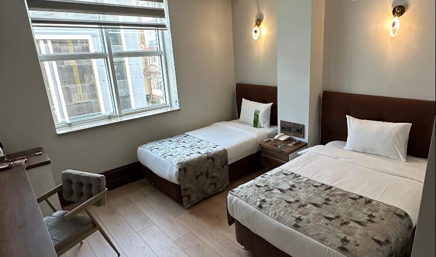 En fazla 2 yetişkin + 1 çocuk + 1 bebek (0-2 yaş) veya 1 yetişkin + 1 çocuk + 1 bebek (0-2 yaş).