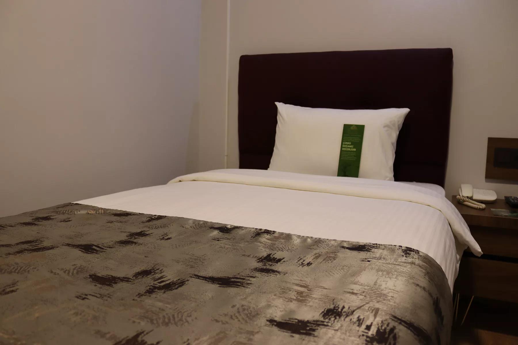 En fazla 1 yetişkin + 1 bebek (0-2 yaş).