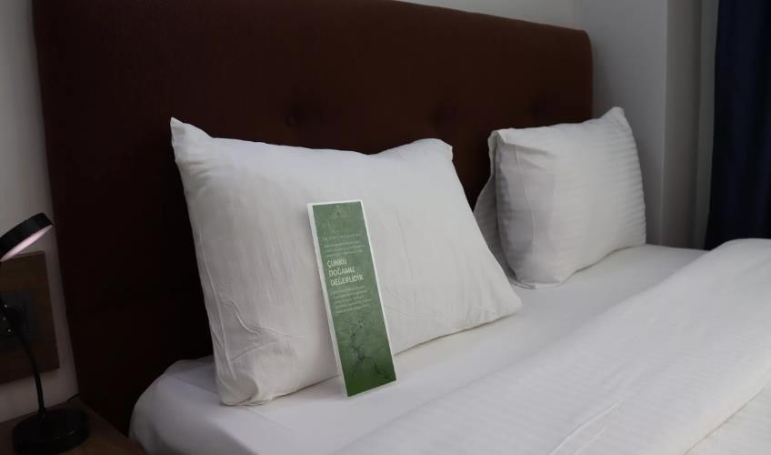 En fazla 2 yetişkin + 1 bebek (0-2 yaş).