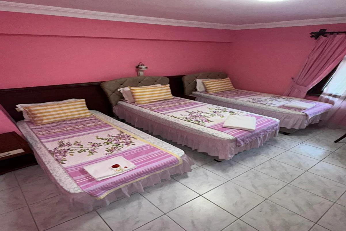 En fazla 3 yetişkin.