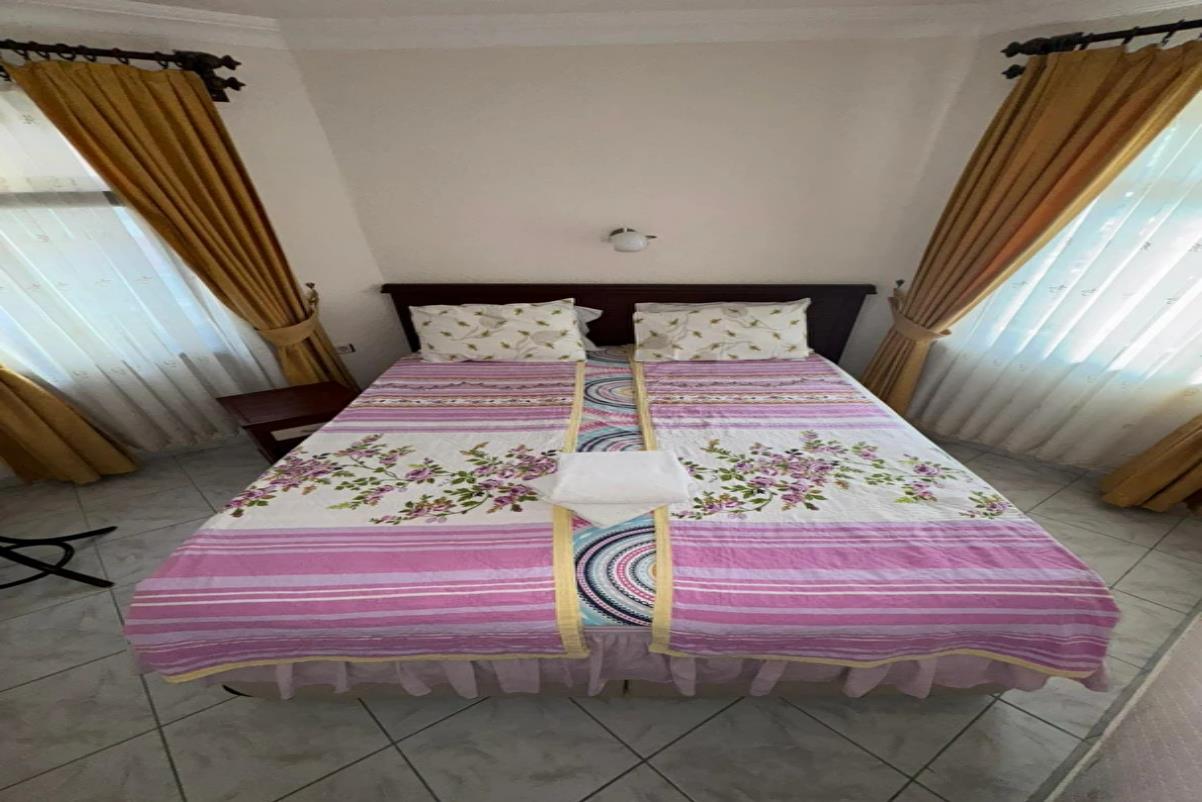 En fazla 4 yetişkin.