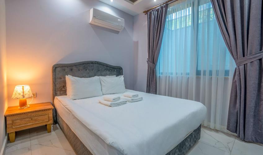 En fazla 3 yetişkin.