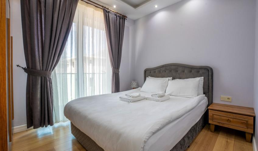 En fazla 3 yetişkin.