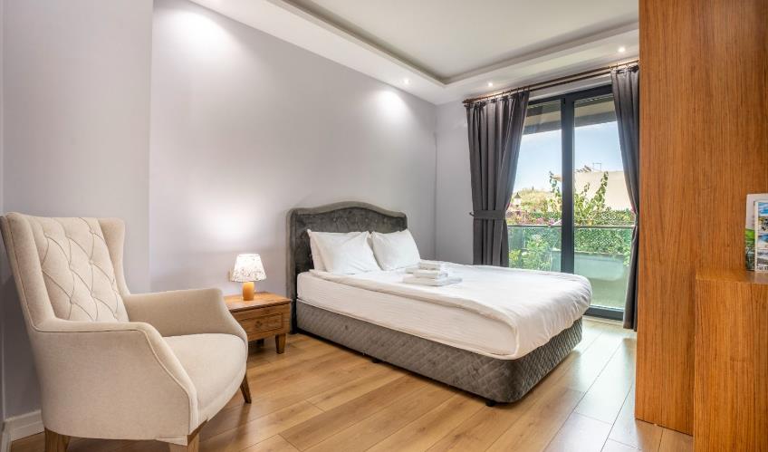 En fazla 4 yetişkin.