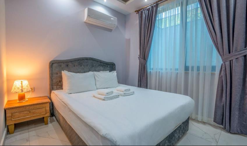 En fazla 3 yetişkin.