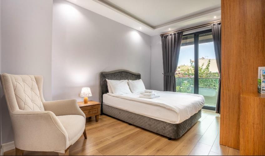 En fazla 4 yetişkin.