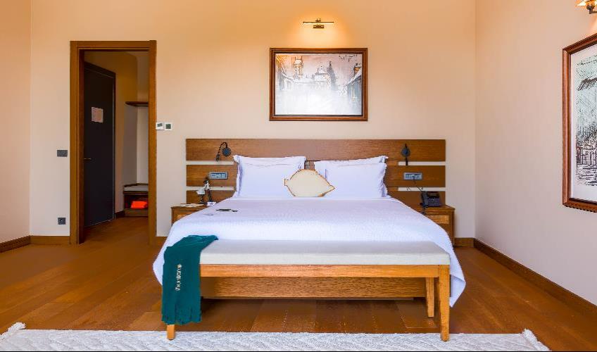 En fazla 3 yetişkin veya 2 yetişkin + 1 çocuk.