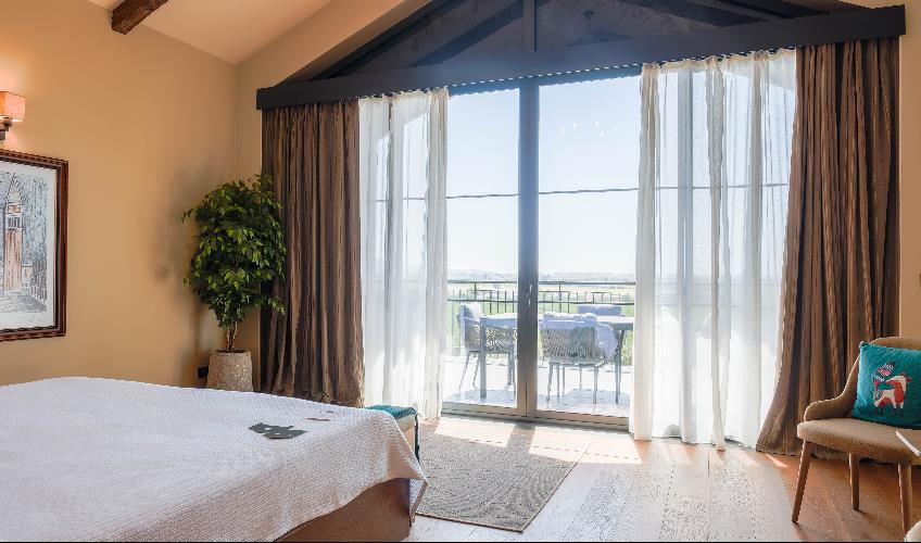 En fazla 3 yetişkin veya 2 yetişkin + 1 çocuk.