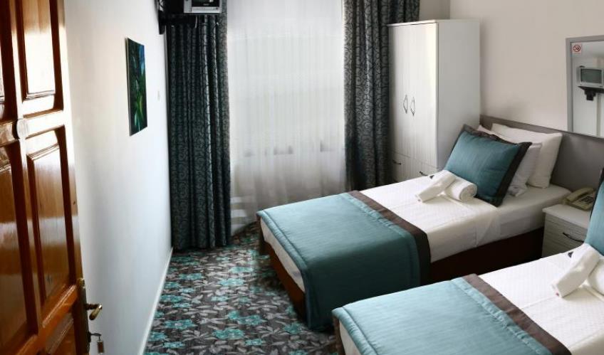 En fazla 3 yetişkin.