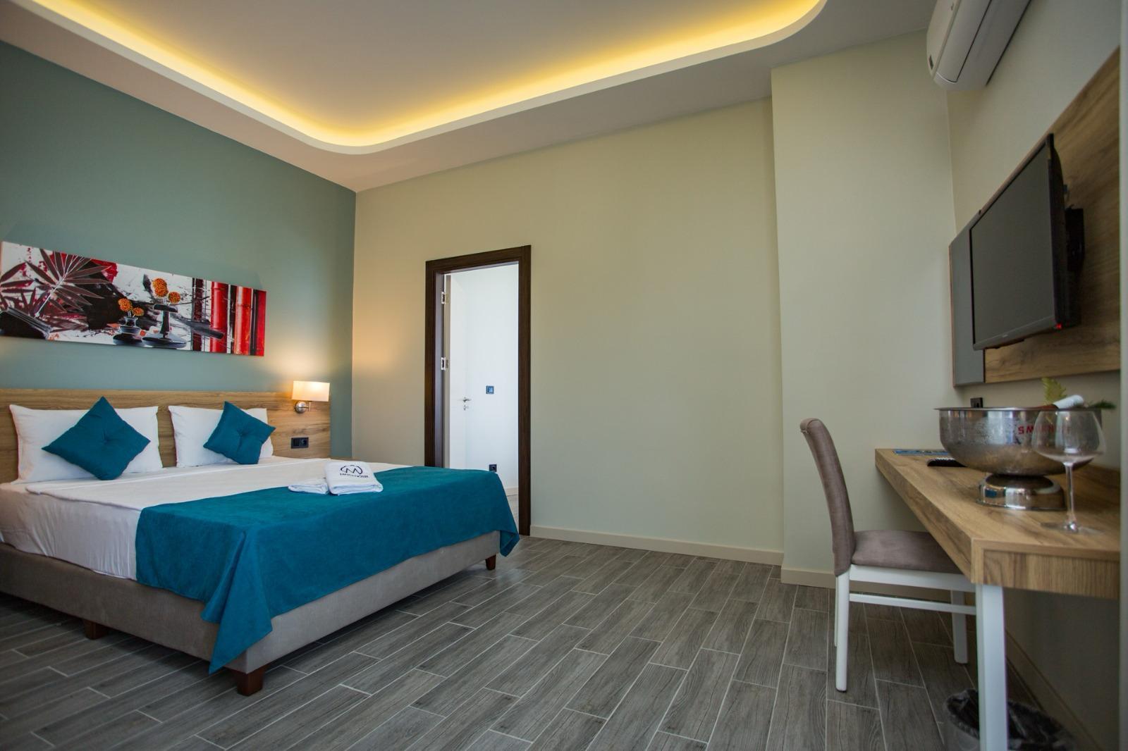 En fazla 3 yetişkin veya 2 yetişkin + 1 çocuk.