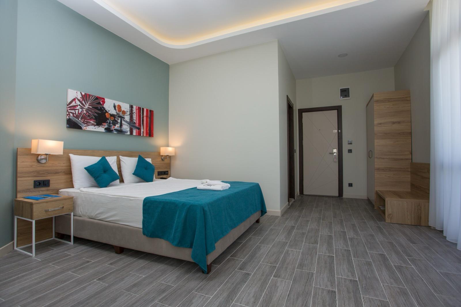 En fazla 3 yetişkin veya 2 yetişkin + 1 çocuk.