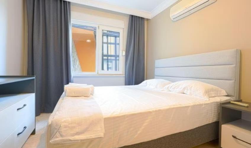 En fazla 3 yetişkin.