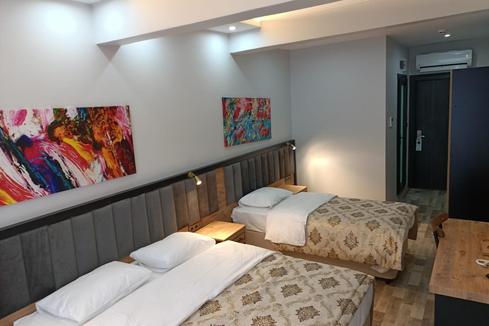 En fazla 3 yetişkin + 1 bebek (0-2 yaş).