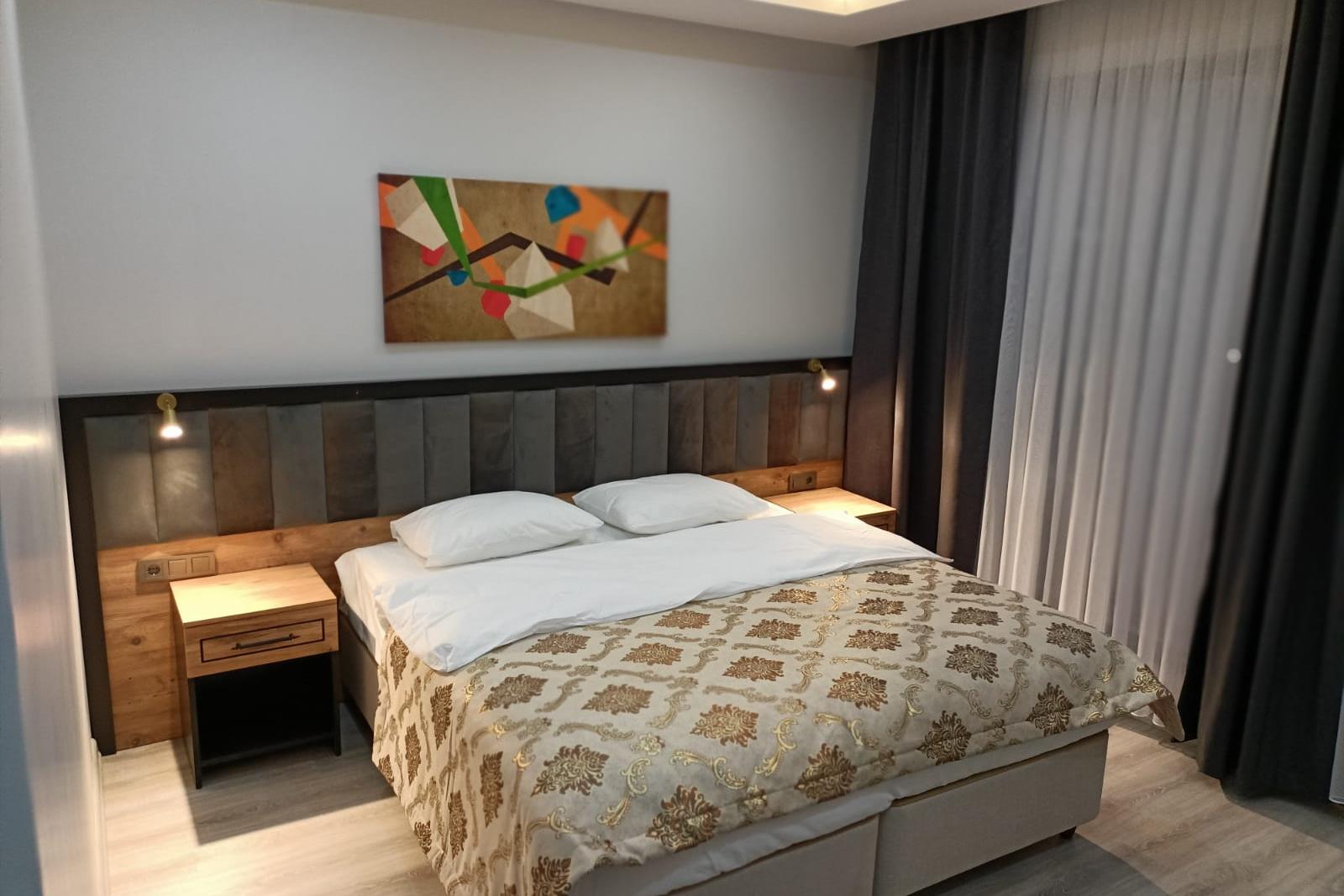 En fazla 2 yetişkin + 1 bebek (0-2 yaş).