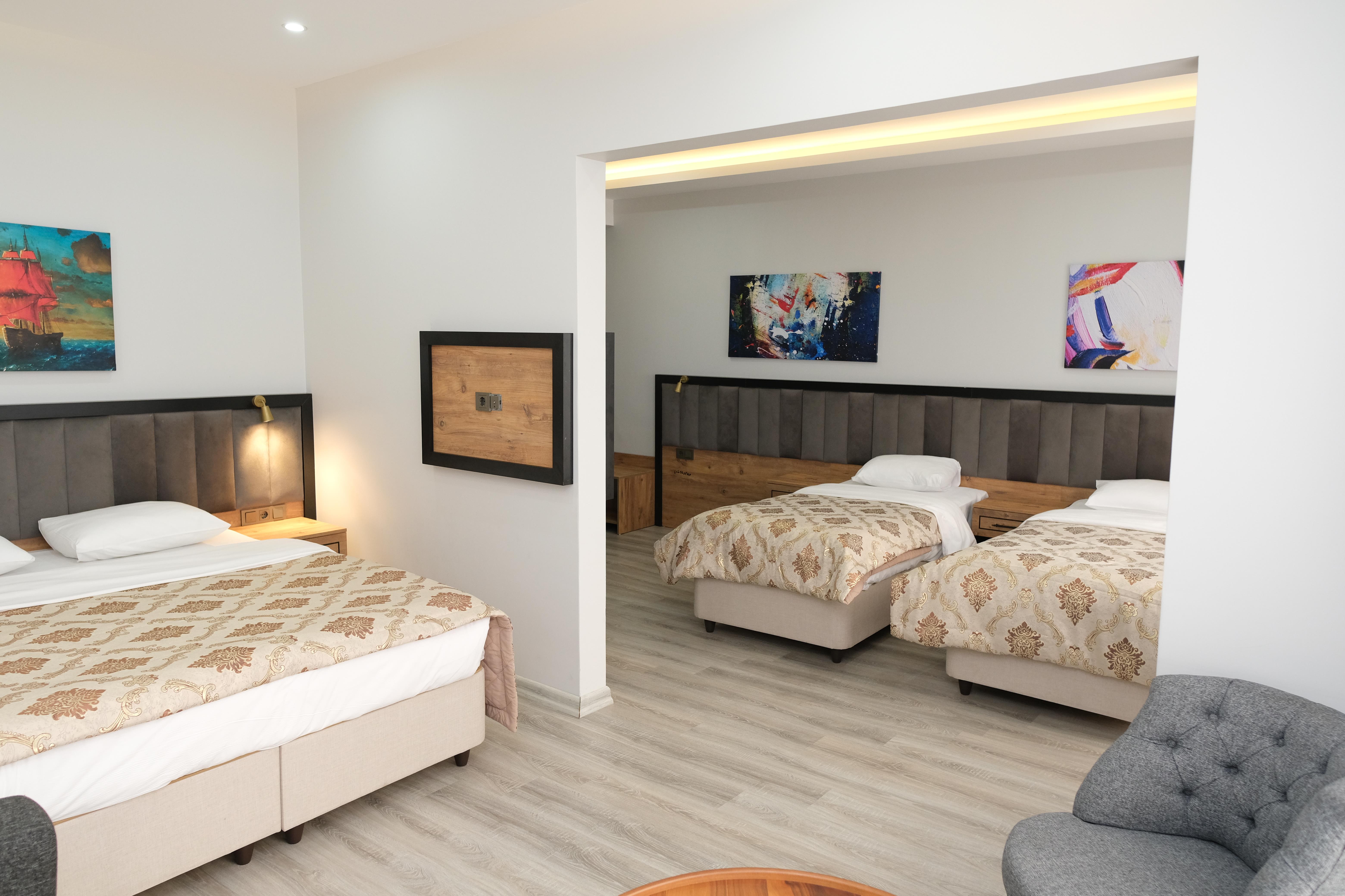 En fazla 4 yetişkin + 1 bebek (0-2 yaş).