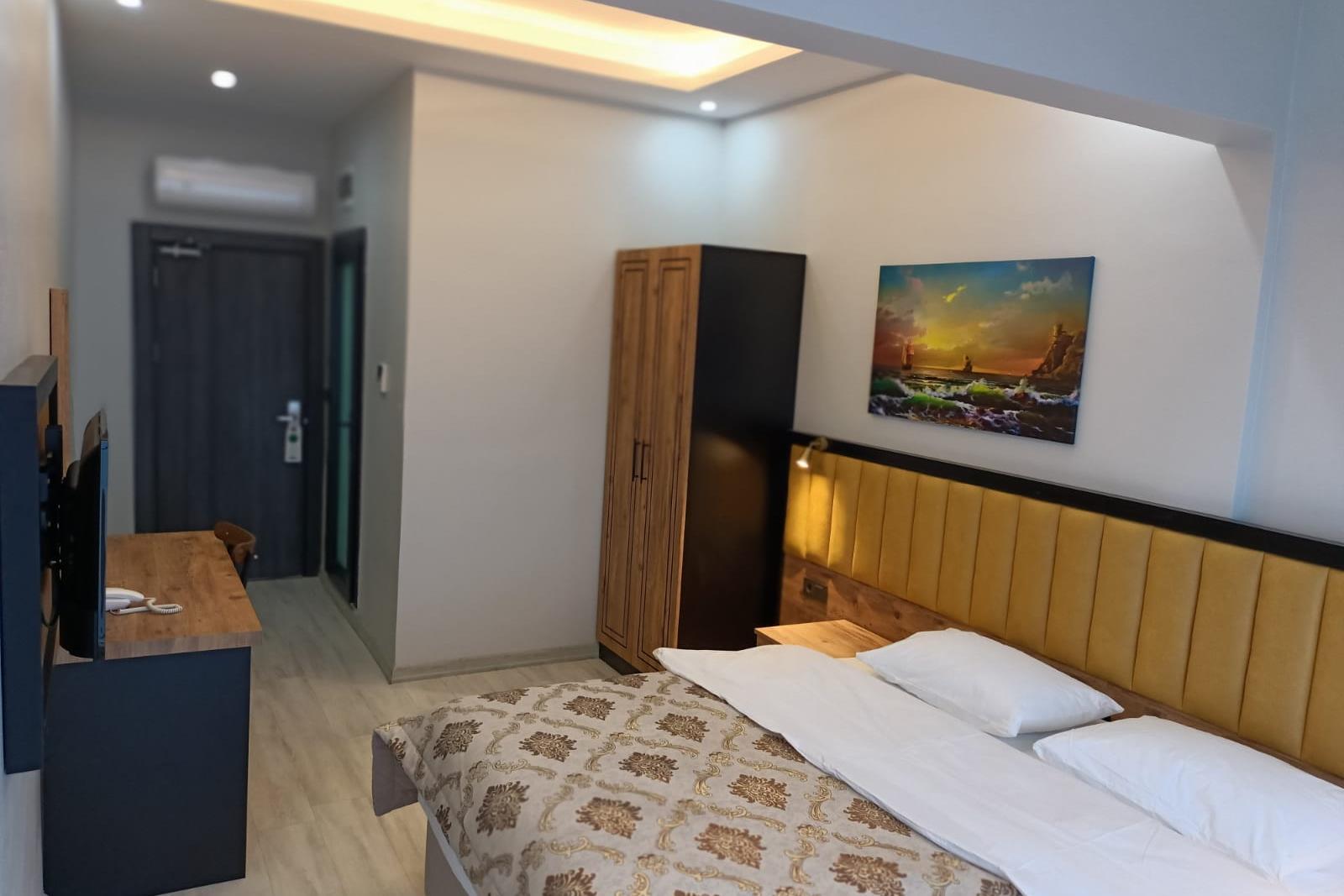 En fazla 2 yetişkin + 1 çocuk + 1 bebek (0-2 yaş) veya 1 yetişkin + 1 çocuk + 1 bebek (0-2 yaş).