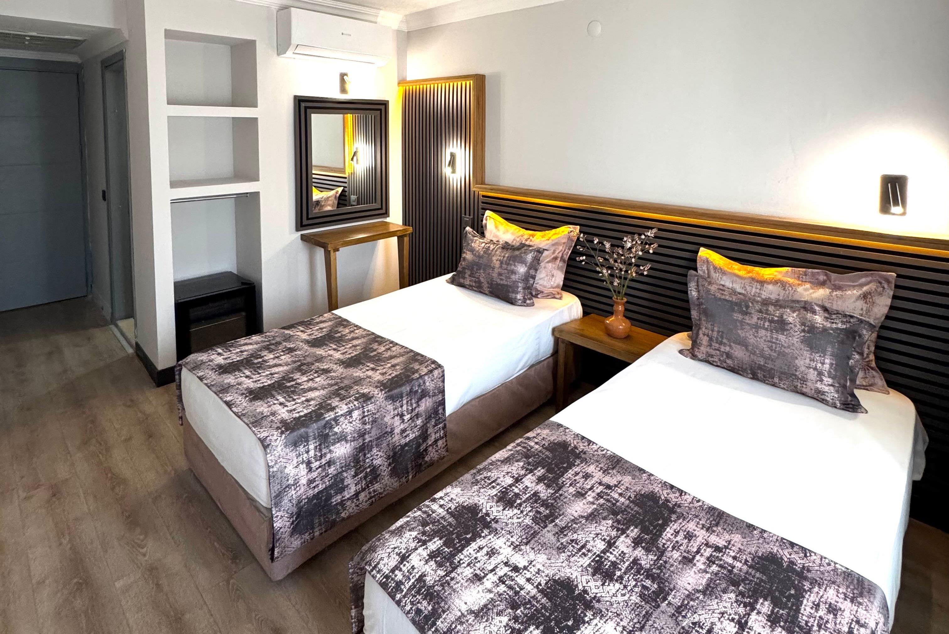 En fazla 3 yetişkin.