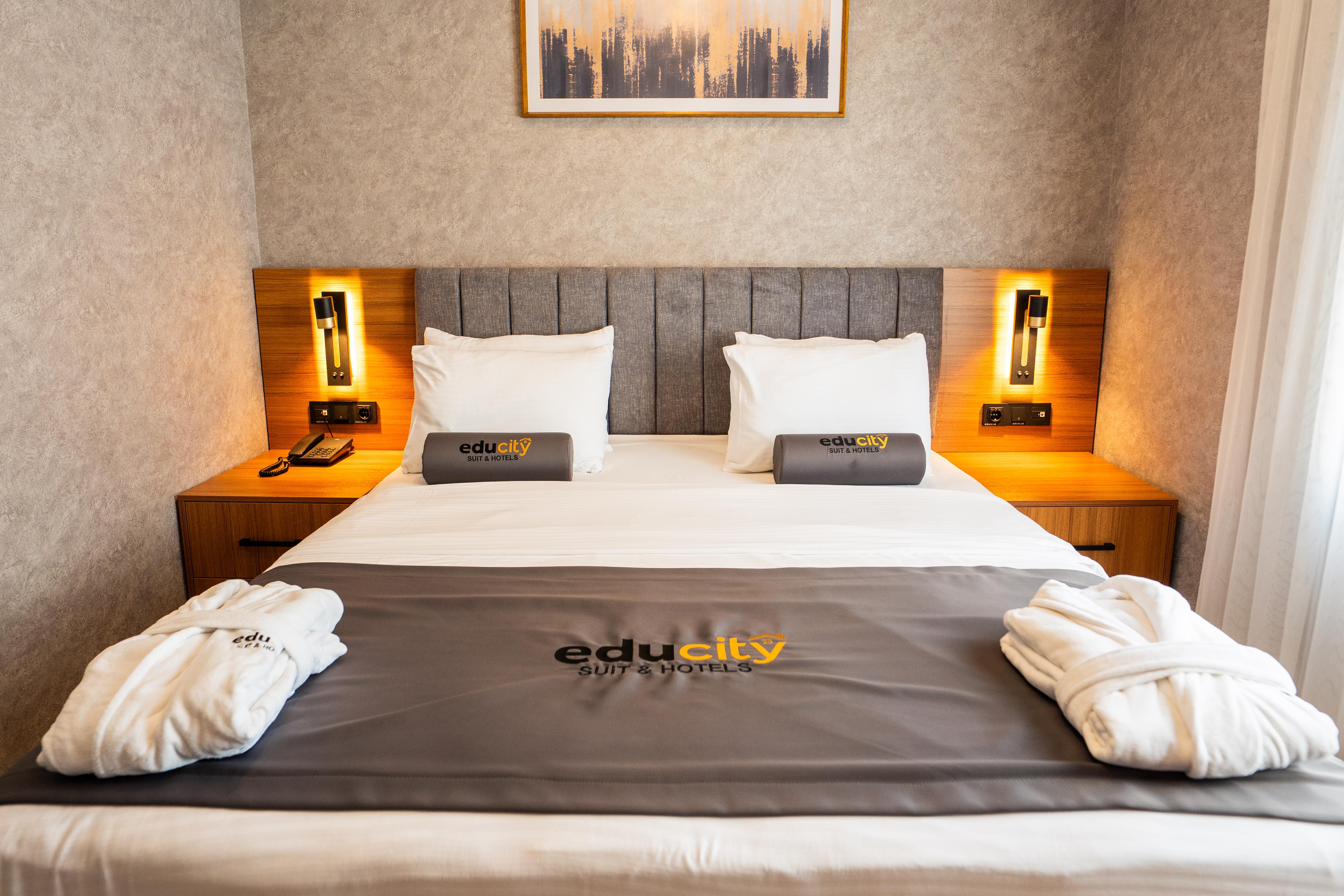 En fazla 3 yetişkin + 1 bebek (0-2 yaş).