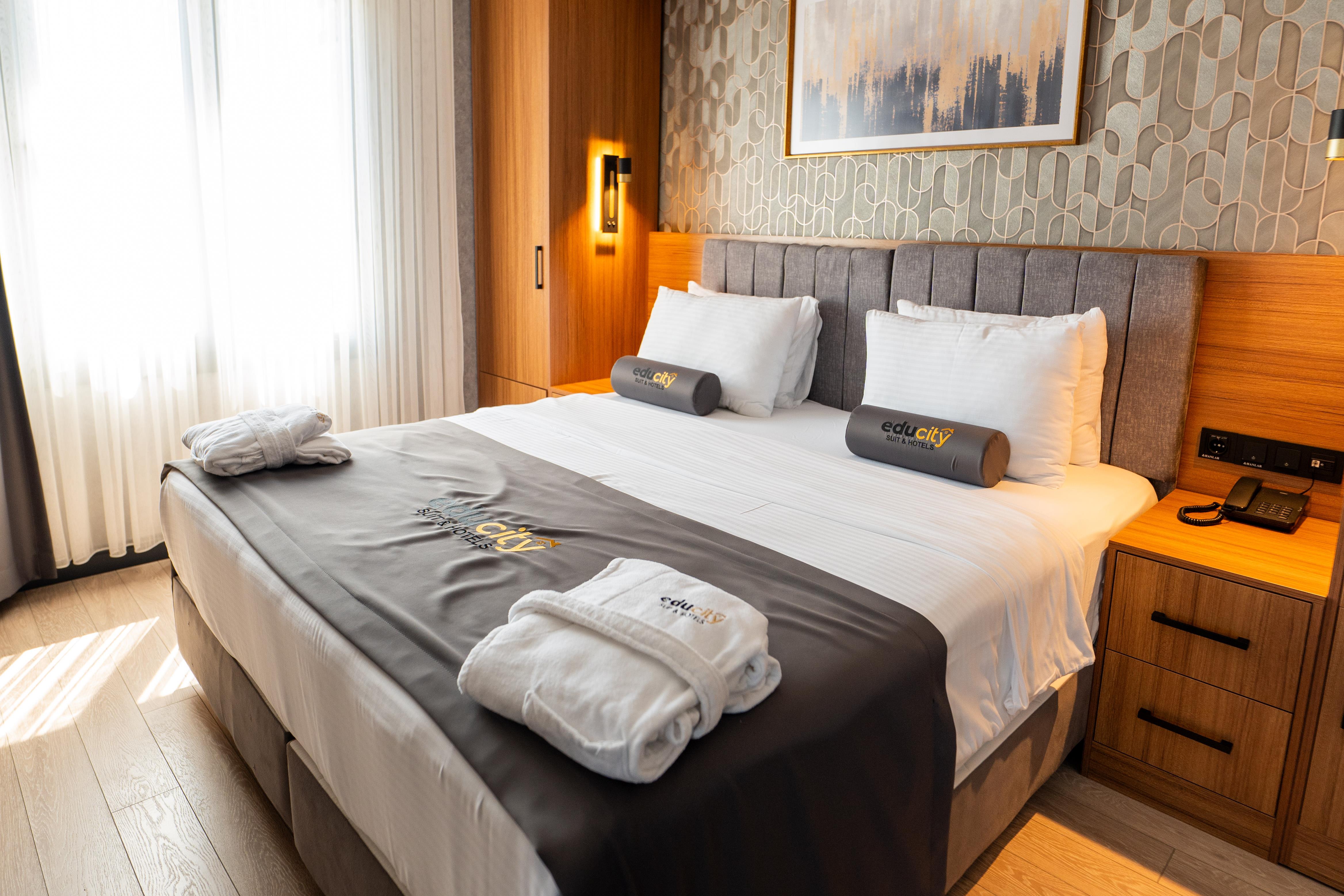 En fazla 3 yetişkin + 1 bebek (0-2 yaş).