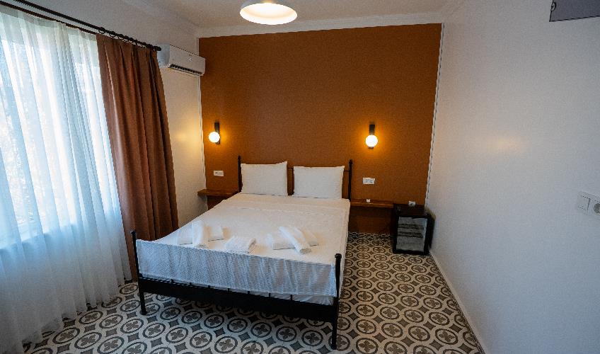 En fazla 4 yetişkin.