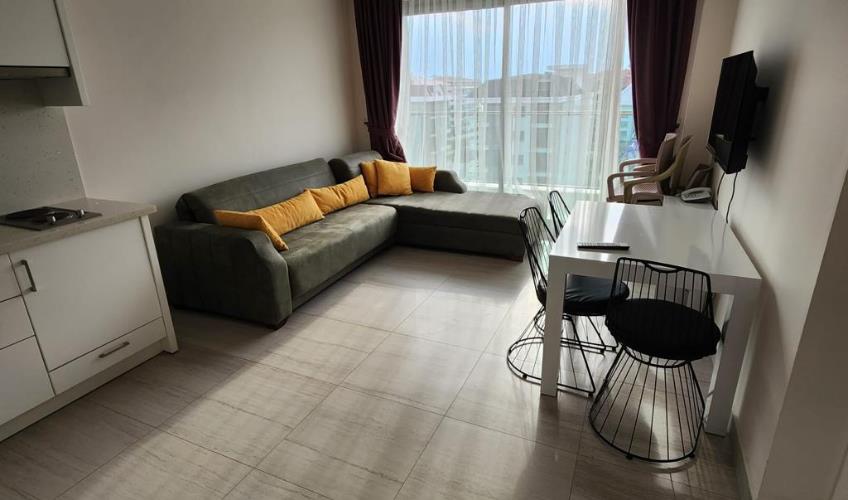 En fazla 2 yetişkin + 1 çocuk + 1 bebek (0-2 yaş) veya 1 yetişkin + 1 çocuk + 1 bebek (0-2 yaş).