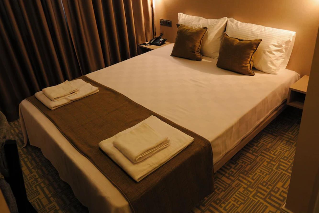 En fazla 2 yetişkin.