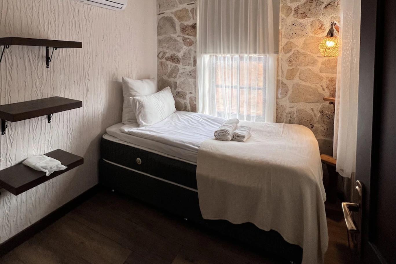 En fazla 2 yetişkin.