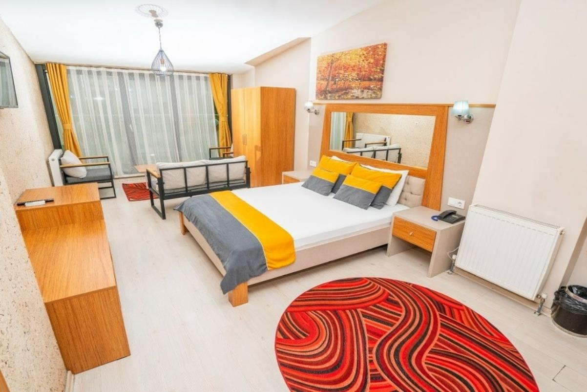 En fazla 2 yetişkin + 1 bebek (0-2 yaş).