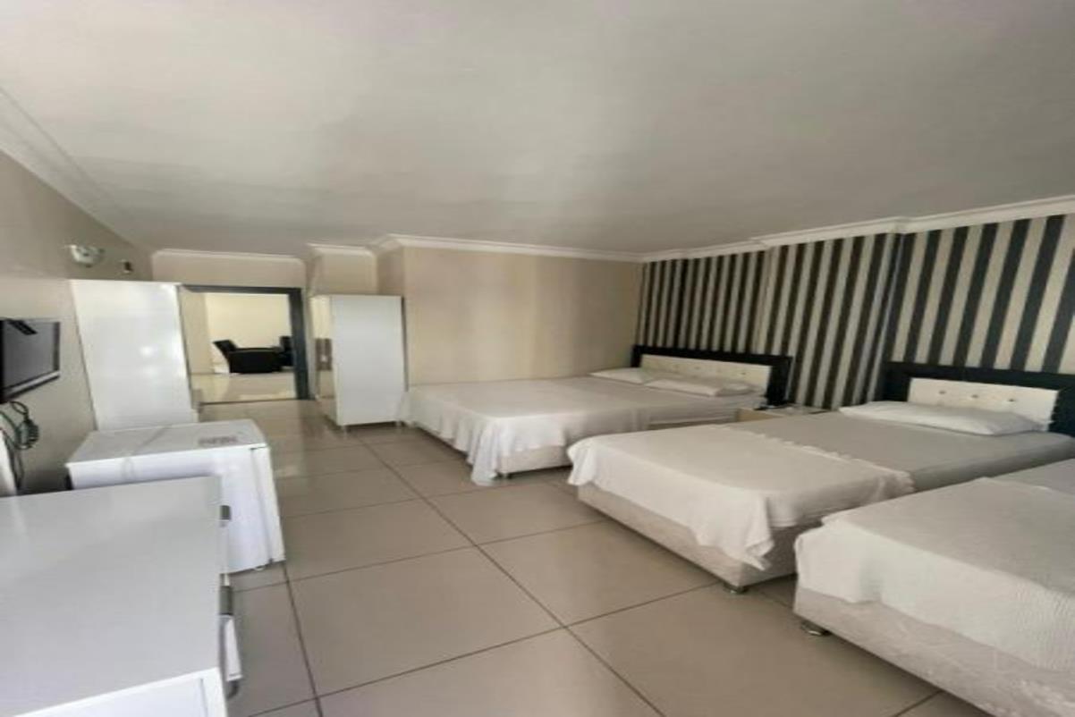 En az 4 yetişkin, En fazla 4 yetişkin + 1 çocuk.